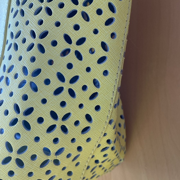 Yellow spring shoulder purse with cute cut out design - Picture 3 of 4